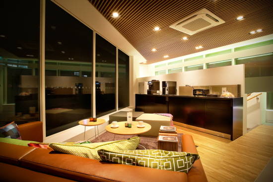 갈색 톤의 원목 소재와 따뜻한 조명을 이용한 실내 디자인은 북유럽의 안락하면서도 세련된 분위기를 자랑한다. ⓒ 볼보자동차코리아