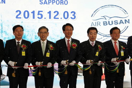 에어부산 한태근 사장(가운데)이 3일 삿포로 취항식에서 내빈들과 테이프 컷팅을 준비하고 있다. ⓒ 에어부산