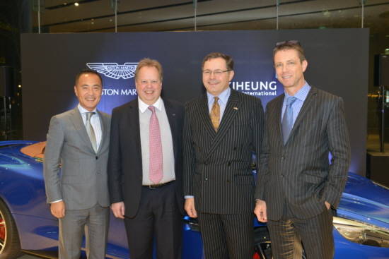 좌로부터 기흥인터내셔널 이계웅 대표, 주한 영국 대사 찰스 헤이(Charles Hay), 애스턴 마틴 CEO 앤디 팔머(Andy Palmer), 애스턴 마틴 글로벌 세일즈 디렉터 크리스찬 마티(Christian Marti). ⓒ 기흥인터내셔널