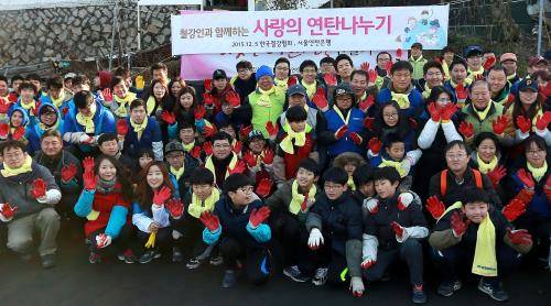 연탄 나누기에 참여한 11개사 150여명의 단체사진. ⓒ 한국철강협회
