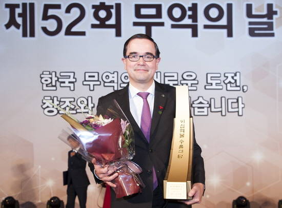 '20억불 수출의 탑' 수상 후 기념 촬영을 하고 있는 르노삼성 프랑수아 프로보 사장. ⓒ 르노삼성자동차