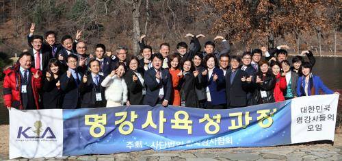 '제27회 명강사 육성과정'에 참여한 사내 강사, 프리랜서 강사들과 관계자들이 기념촬영을 하고 있다. ⓒ (사)한국강사협회