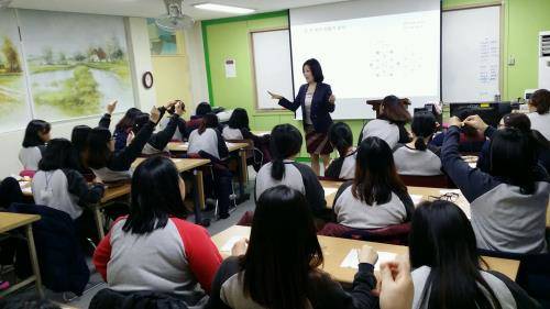 예스티엠 강사가 지난 7일부터 8일까지 이틀간 올해 마지막 교육으로 비즈공예 수업을 진행하고 있다. ⓒ 예스티엠