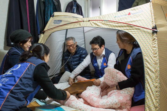 현대차그룹 임직원 봉사단, 지역 노인복지관 담당자 등이 소외계층을 방문해 겨울나기 선물을 전달하고 있다. ⓒ 현대자동차그룹