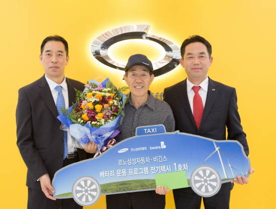 왼쪽부터 이봉구 비긴스제주 본부장, 1호차 주인공 박용이씨, 강동현 르노삼성차 제주지점장. ⓒ 르노삼성자동차