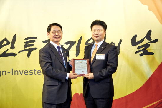 행사에 참석한 양복완 경기도 행정2부지사(왼쪽)가 김영재 볼보트럭코리아 사장에게 감사패를 전달하고 있다. ⓒ 볼보트럭코리아