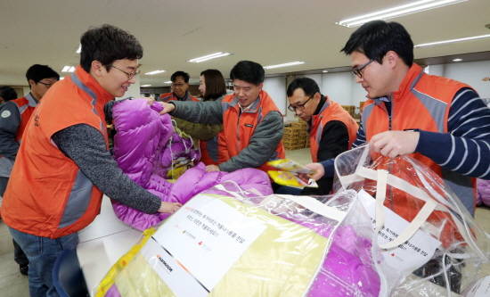 동그라미 봉사단은 겨울에 지원되는 물품이 연탄과 김치에 집중되는 점과 어르신들이 제공받은 연탄이 아까워 잘 사용하지 않게 되는 점을 고려해 사계절 내내 유용한 이불을 지원했다. ⓒ 한국타이어