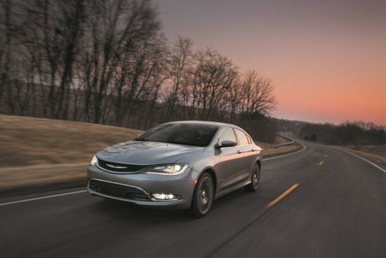 크라이슬러 200은 동급 최초의 9단 자동변속기, 높은 공간 활용성, 동급 최고 수준의 첨단 안전사양을 통해 최상의 가치를 제공하는 프리미엄 중형세단이다. ⓒ FCA 코리아