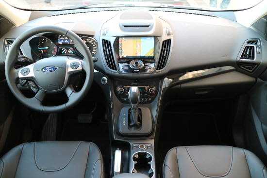 뉴 쿠가는 실내가 운전자 중심으로 디자인됐으며, 각종 버튼들은 조작이 편리한 자리에 위치하고 있다. = 노병우 기자