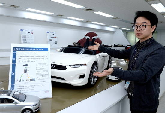 2015 현대모비스 미래기술공모전에서 우수작으로 선정된 제안에 대해 담당 직원이 시연해 보이고 있다. ⓒ 현대모비스