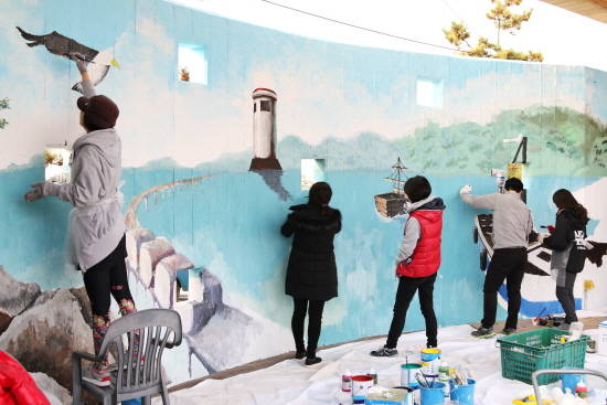 티웨이항공 임직원들이 벽화를 그리고 있는 모습. ⓒ 티웨이항공