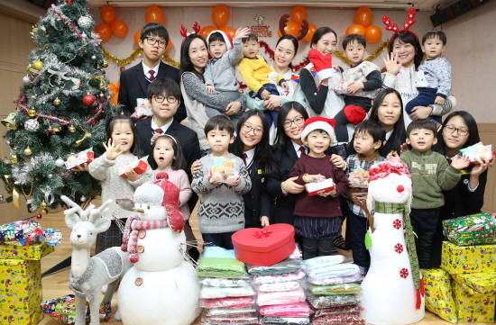 아시아나항공 임직원들과 홍천중학교 학생들, 파인트리홈 아이들이 기념 촬영을 하고 있는 모습. ⓒ 아시아나항공