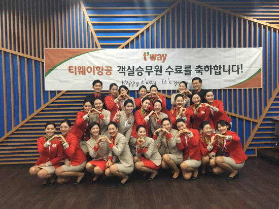 티웨이항공은 지난 18일 항공안전훈련센터에서 20기 객실 승무원들의 교육 수료식을 열었다. ⓒ 티웨이항공
