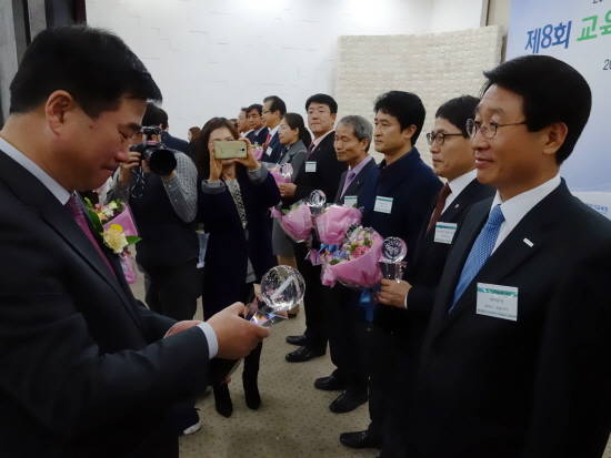 에어부산 한태근 사장(오른쪽)이 메세타납을 수상하고 있는 모습. ⓒ 에어부산