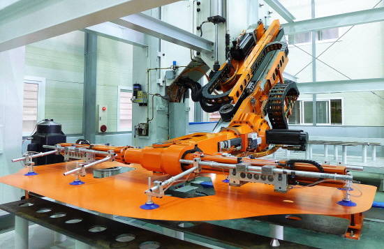 탠덤 프레스 전용 고속 이송장치. ⓒ 현대로템