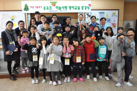 '하늘사랑 영어교실' 종강식에 참여한 대한항공 인천여객서비스지점 직원들과 학생들이 기념촬영을 하는 모습. ⓒ 대한항공