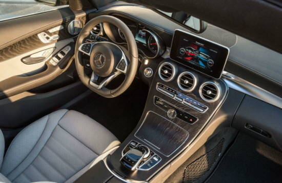 실내공간은 왜건이지만 C-클래스의 세련되고 고급스러움을 그대로 갖추고 있다. ⓒ 메르세데스-벤츠 코리아