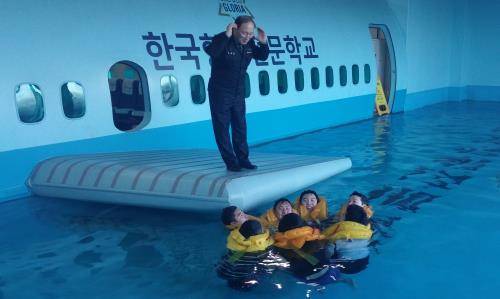 한국항공전문학교 비행안전센터에서 비행교관을 대상으로 훈련을 진행하고 있다. ⓒ 한국항공전문학교