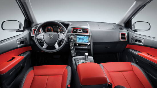 2016 코란도 스포츠는 센터페시아를 중심으로 레드가죽시트패키지를 적용하는 등 인테리어를 새롭게 단장했다. ⓒ 쌍용자동차