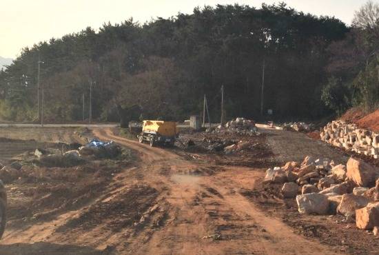 우측에 설치된 장식용 세륜장을 거치지 않고 좌측 길로 통행하고 있는 공사차량. = 장철호 기자