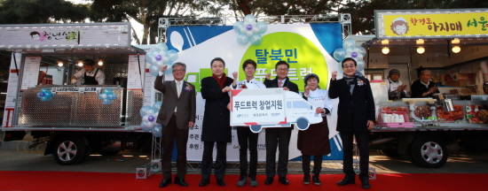 왼쪽부터 남북하나재단 손광주 이사장, 현대자동차 정진행 사장, 탈북민 박영호 사장, 홍용표 통일부 장관, 탈북민 김경빈 사장, 현명관 한국마사회장이 기념촬영을 하고 있다. ⓒ 현대자동차그룹