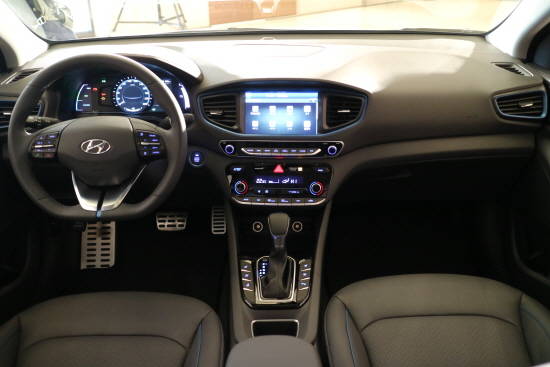 실내 디자인은 길고 슬림한 대시보드로 넓은 실내공간감을 구현했다. = 노병우 기자