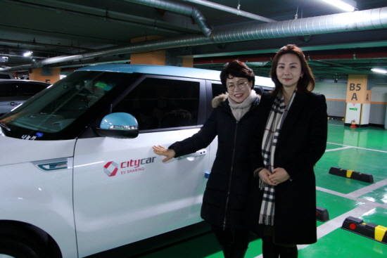 김선순 서울시 환경에너지기획관(왼쪽)과 박연정 씨티카 대표가 전기차 카셰어링 서비스인 씨티카 시승행사 후 기념촬영을 하고 있다. ⓒ 씨티카