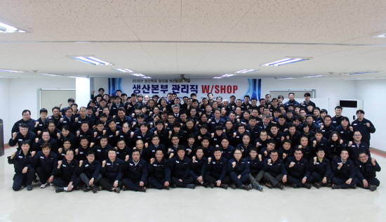 쌍용자동차 생산본부 임직원들이 목표달성을 위한 파이팅을 외치고 있는 모습. ⓒ 쌍용자동차