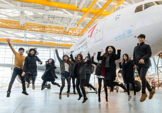 플라잉 마케터 3기 인원들이 지난해 2월 아시아나항공 제2격납고(인천 중구 운서동)를 견학해 기념촬영을 하고 있는 모습. ⓒ 아시아나항공