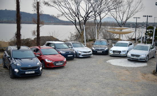 왼쪽부터 기아차 스포티지, 현대차 아반떼, 쌍용차 티볼리, 기아차 K5, 메르세데스-마이바흐 S클래스, 제네시스 EQ900, BMW 7시리즈. ⓒ 한국자동차기자협회