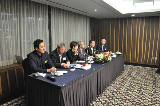 왼쪽부터 성주완 수석디자이너(SM6 디자인개발담당), 권기갑 이사(SM6 연구개발담당), 황은영 상무(홍보본부장), 박동훈 부사장(영업본부장), 우형표 담당(SM6 상품개발담당), 이정국 팀장(홍보본부). ⓒ 르노삼성자동차