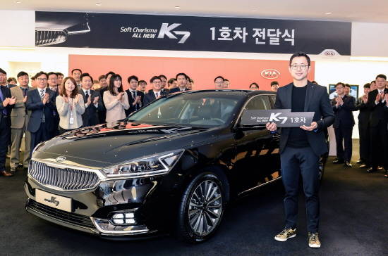 기아자동차는 고급스런 디자인과 한 차원 높은 주행성능으로 새롭게 돌아온 '올 뉴 K7' 1호차 주인공으로 수의사 겸 크로스핏 트레이너 최동혁(40) 씨로 선정하고 1일 서울 압구정동 사옥에서 전달식을 진행했다. Ⓒ 기아자동차