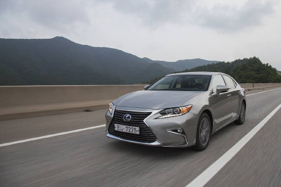 렉서스가 지난해 전년대비 12% 성장한 약 65만2000대를 판매하면서 역대 최다 판매 기록을 경신했다. 한편 국내에선 ES300h(사진)와 NX300h 판매 호조에 힘입어 렉서스 하이브리드 모델이 지난해 약 14만9000대가 판매됐다. Ⓒ 한국토요타