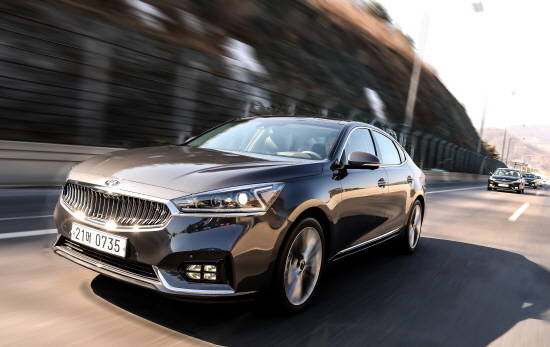 이번 2세대 K7는 이전 모델 디자인을 계승·발전시켜 더욱 고급스럽고 카리스마 넘치는 외관 디자인을 완성했으며, 주행에 있어서도 강력한 동력성능과 부드러운 승차감을 자랑했다. Ⓒ 기아자동차