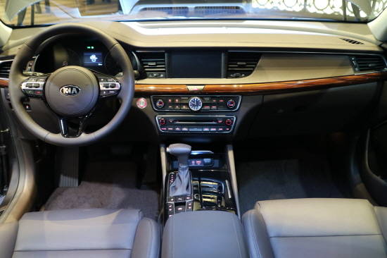 동급 최대 길이로 늘어난 축거와 낮아진 운전석 착좌 높이로 한층 넉넉한 공간과 쾌적한 주행 환경을 제공하는 실내 디자인은 운전자에게 시인성과 편의성을 제공하기에 충분했다. Ⓒ 프라임경제