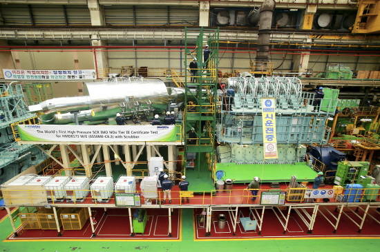 현대중공업 고압용 배기가스 저감장치(사진 왼쪽)가 대형엔진에 장착된 모습. Ⓒ 현대중공업