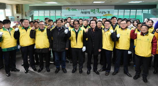 에쓰오일은 3일 서울 영등포 쪽방촌에서 '에쓰오일과 함께 하는 사랑의 떡국나누기' 봉사활동을 실시했다. 나세르 알 마하셔 CEO(앞줄 가운데)가 영등포 광야교회 노숙자 무료 급식센터를 방문해 임직원 봉사자들과 함께 기념촬영을 하고 있다. Ⓒ 에쓰오일