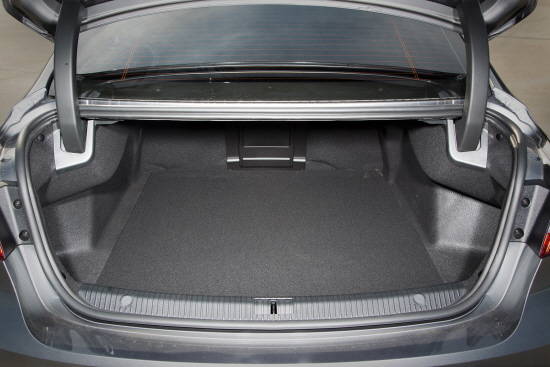 SM6의 트렁크는 571ℓ의 용량을 갖췄으며, 골프백을 4개까지 한번에 실을 수 있다. ⓒ 르노삼성자동차