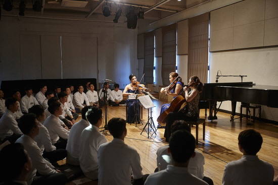 하우스콘서트 공연장에서 금호타이어 신입사원 및 임원들이 함께 하우스콘서트를 관람하고 있는 모습. ⓒ 금호타이어