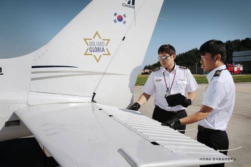 전문조종사 지망생에게 비행훈련원 관련 교육을 진행하고 있다. ⓒ 한국항공전문학교