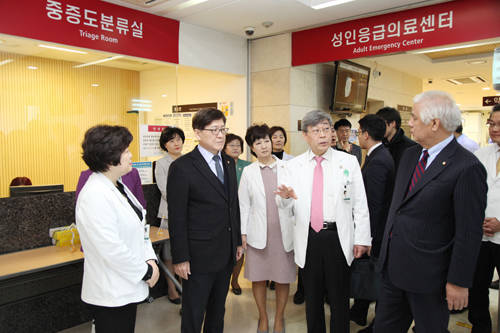 지난 5일 이대목동병원에서 이뤄진 설 연휴 기간 응급진료 체계 점검 모습. 왼쪽부터 박은애 기획조정실장, 정진엽 보건복지부 장관, 유경하 이대목동병원장, 김승철 이화의료원장, 김정록 국회의원. ⓒ 이화의료원