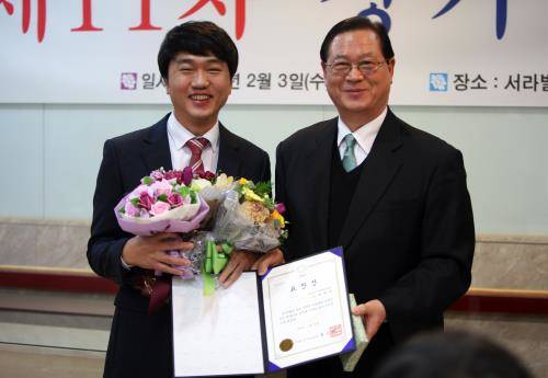 채형석 한국사이버평생교육원장(왼쪽)이 교육부 장관 표창을 받은 후 기념촬영을 하고 있다. ⓒ 한국사이버평생교육원