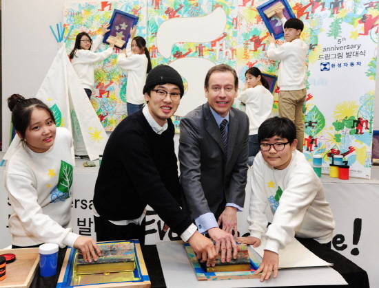 김건주 일러스트레이터, 울프 아우스프룽 대표와 드림그림 장학생이 함께 실크스크린 작업으로 올해 발대식 테마 작품을 완성하고 있다. ⓒ 한성자동차