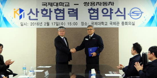 쌍용차 기술개발부문 이재완 부사장(오른쪽), 국제대학교 장기원 총장이 협약 체결 후 악수를 나누고 있는 모습. ⓒ 쌍용자동차