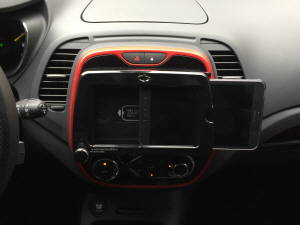 장착된 프레임 오른쪽 슬롯에 밀어 넣어 장착하거나, 상단의 분리 버튼으로 간편히 분리할 수 있다. = 노병우 기자