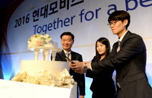 정명철 사장(왼쪽)과 남녀 신입사원 대표가 '현대모비스 2016 상반기 신입사원 입사식'에서 케이크 커팅을 하고 있다. ⓒ 현대모비스
