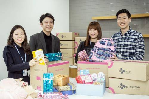 CJ오쇼핑 임직원들이 1대 1로 연결된 전국의 청소년들을 위해 '희망의 입학 선물'을 준비하고 있다. ⓒ CJ오쇼핑