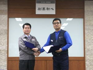 이한섭 사장과 허용대 노동조합 대표지회장이 단체교섭 약정서를 교환하며 악수하고 있다. ⓒ 금호타이어