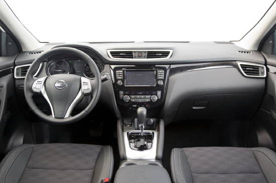 캐시카이 실내는 높은 드라이빙 포지션 및 널찍한 시야의 디자인적 특징과 함께 운전자가 마치 콕핏에 앉아있는 듯한 느낌을 선사한다. Ⓒ 한국닛산