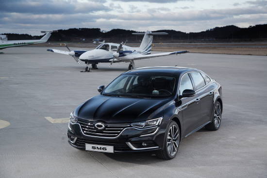 감각적 디자인과 고급스런 실내, 감성적 혁신 기술, 다이내믹한 드라이빙 성능 등을 강점으로 인정받고 있는 SM6는 사전 계약 한 달만에 '1만1000대'라는 진기록을 달성했다. Ⓒ 르노삼성자동차